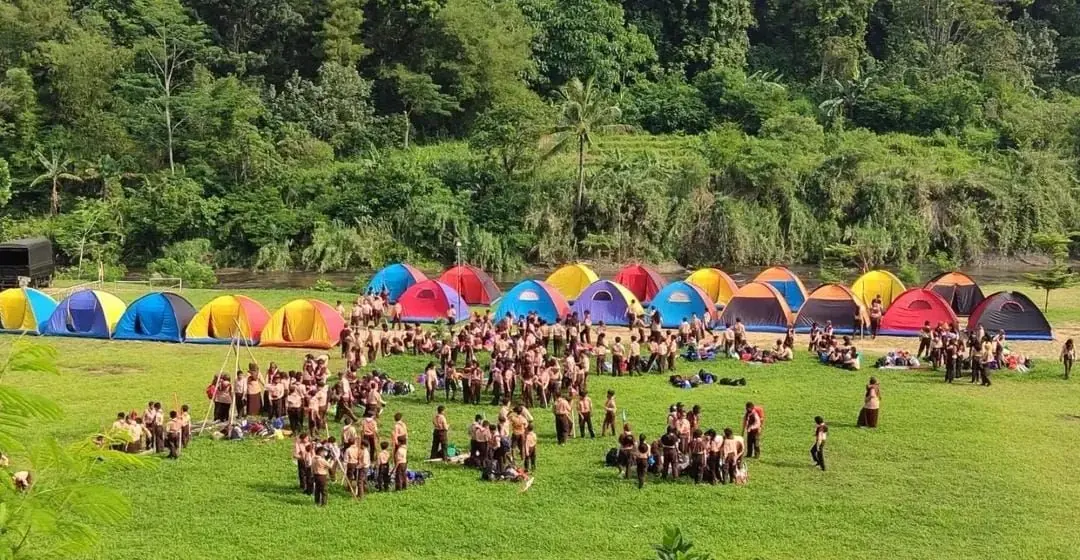 Ratusan peserta pramuka berkumpul di depan deretan tenda warna-warni di Sisi Cai